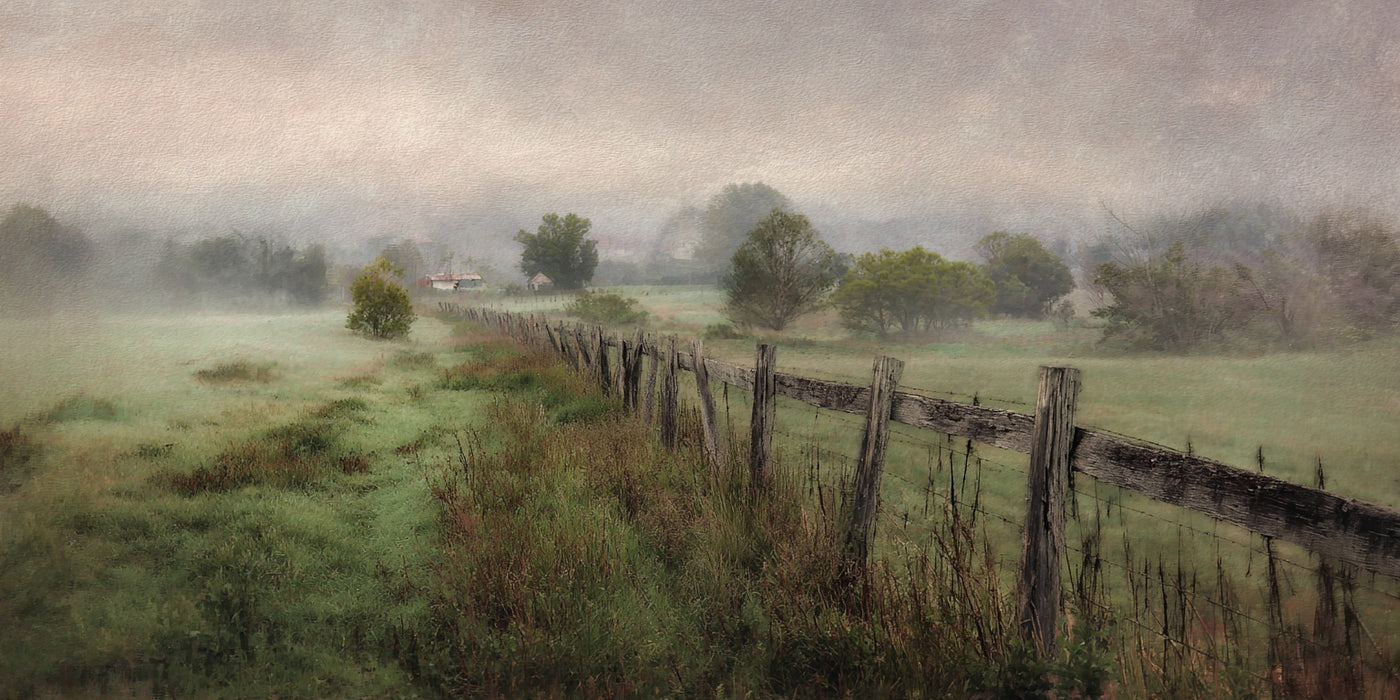 Leinwanddruck „Nebelige Landschaft mit Zaun“